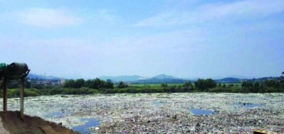广州百亩水塘塞满垃圾 苍蝇成堆恶臭塘水还能洗砂？