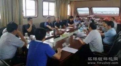 安徽省铜陵市多部门出动50余名执法人员对非法运砂、采砂船开展执法行动