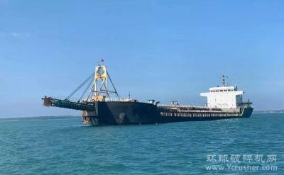 湛江海警查获万吨级非法盗采海砂船当场查扣10000多吨海砂！