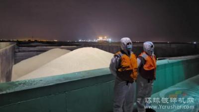 近日，上海共查扣非法采运海砂6万余吨，抓获嫌疑人30人