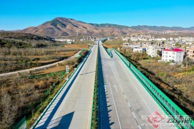 全国唯一机制砂配制滑模摊铺混凝土路面高速公路在云南昭通建成