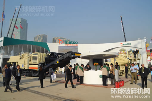 美卓礦機寶馬展展臺展出的移動破碎站、鄂式破碎機、液壓圓錐破碎機