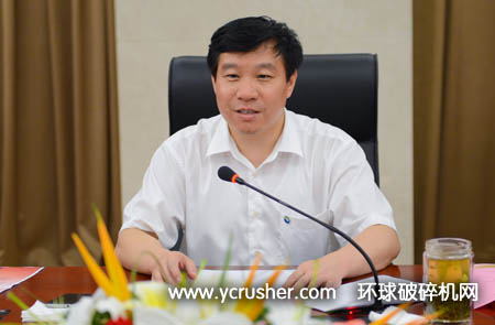山东能源集团公司党委委员、工会主席宿洪涛发表讲话