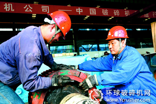 山东煤机莱芜煤机公司工人正试装齿板