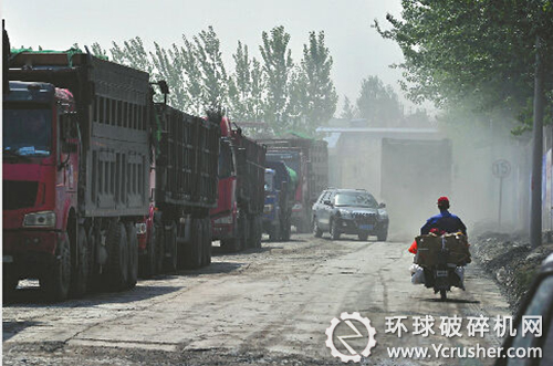 　21日上午，经十东路鸡山村西侧的一条无名路上，大货车往来不绝，拉着碎石子的货车通过时尘土飞扬。