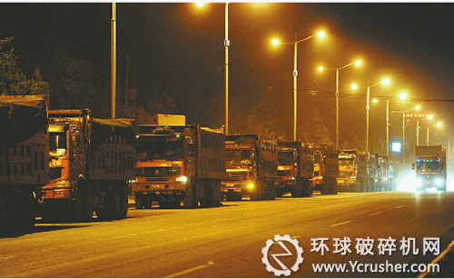 21日晚上，经十东路百谷堆村牌坊前,十余辆渣土车停在路边伺机而动。