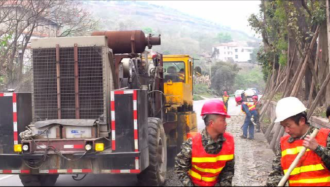 中铁科工研制的路面共振破碎机正在参加陕西省G210国道改造工程