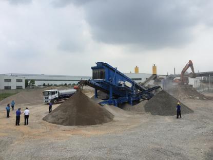 武汉一台大型机器“移动破碎生产线”“吃进”建筑废渣 吐出“再生透水砖”