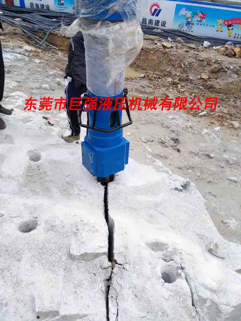 超大型分裂机破石较重要的是施工效率高   常见免爆破工艺设备介绍 1：膨胀剂 膨胀剂是一种化学外加剂，加在水泥中，当水泥凝结硬化时，随之体积膨胀，以达到劈裂岩石的作用。  优点：单价低，前期投入成本不产品图片
