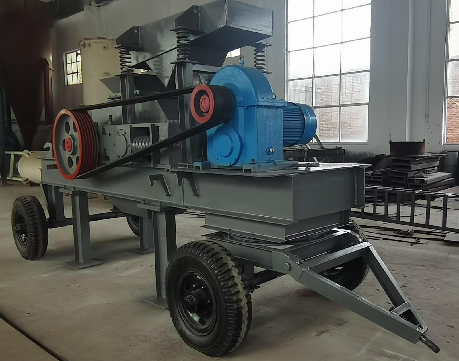 610×400移动对辊式破碎站   碳素破碎机