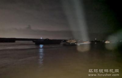长江芜湖航道处制止非法采砂，保护航道资源！
