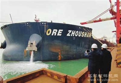 32万吨“移动矿山”靠泊天津口岸 刷新进口铁矿砂单船载货量纪录