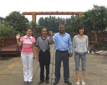莫桑比克客户跟公司人员热情合影