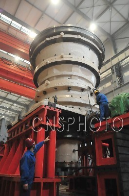 国内最大液压旋回式破碎机在洛阳制造成功