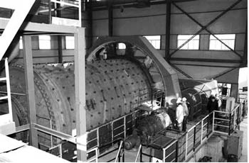 溢流型球磨机在第二氧化铝厂东线生产投料试车现场