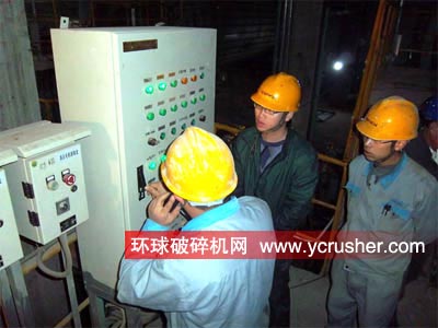 工作人员开机前对重庆海螺4#水泥磨机进行设备调试