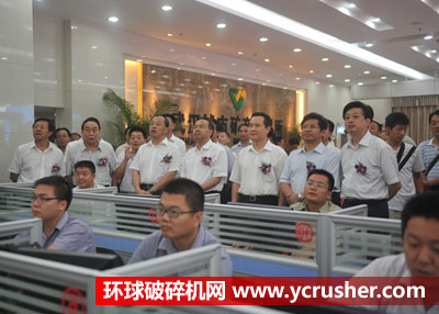 武汉市城市矿产交易所之领导参观交易大厅