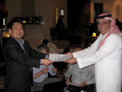 中材节能副总裁葛立武、奈季兰水泥有限公司董事长Mr. Mohamed Aballala先生在协议书上签字