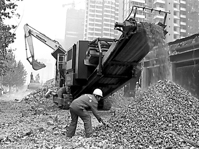破碎机正在对建筑垃圾进行回收处理