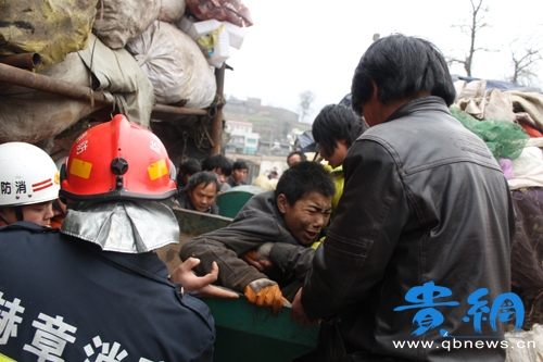 不慎跌入破碎机 废品收购站内一男子左脚被严重粉碎