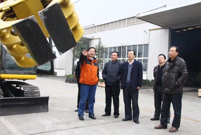 惊天液压董事长罗铭为市科技局领导做项目介绍