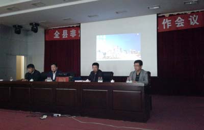 惊天液压副总经理张太生（右二）在会上向大家介绍了固定式液压破碎机