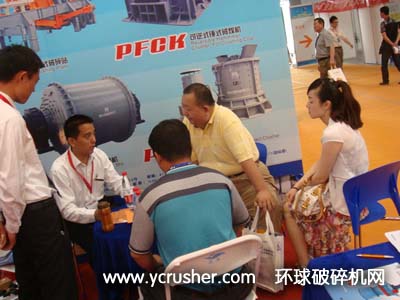 破碎机厂家洛阳大华重工的工作人员与客户详细沟通交流