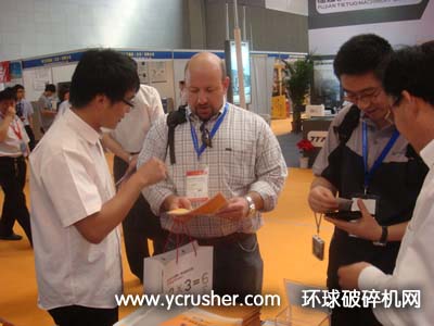 洛阳大华重工的工作人员为美国客户穆磊先生详细介绍破碎机设备