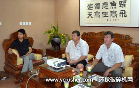 南非客户观看中誉鼎力破碎机设备投影