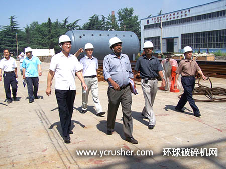 印度HOSPET公司客商参观山东莱芜煤机公司烧结设备生产现场