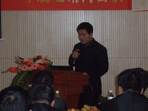 鸿程机械领导在2012年中经销商会议中发表讲话