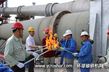 各方领导一起点火庆祝新疆青松项目正式完功