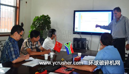 鼎力破碎机工作人员与客户讨论选金生产线工艺方案