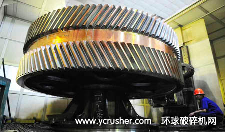 中信重工正在精加工的大齿轮