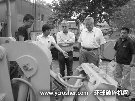 格鲁吉亚客人正在仔细了解侧卸式装岩机的性能特点