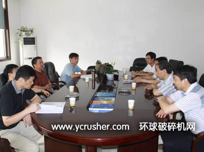 葛洲坝集团一行与洛阳大华重工领导在会议室交谈