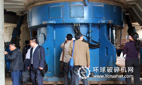 在芜湖海螺日产12000吨生产线现场考察立式减速机运行情况