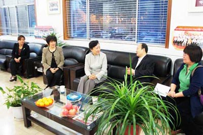 山东省科技厅厅长翟鲁宁一行和王兆连董事长交谈工作