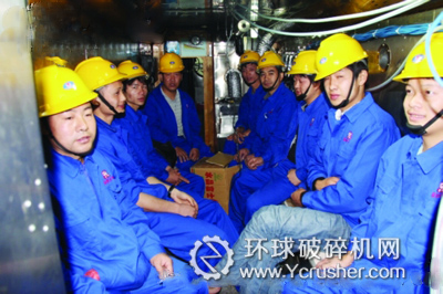 志愿人员进入救生舱进行综合防护性能试验