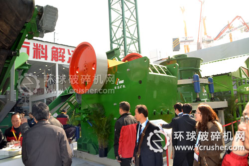 南昌矿机在2012宝马展上展示的JC系列颚式破碎机设备