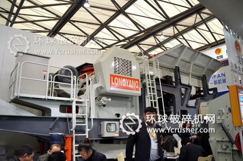 上海龙阳机械展示的移动破碎站设备