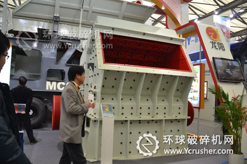 上海龙阳机械展示的反击式破碎机设备