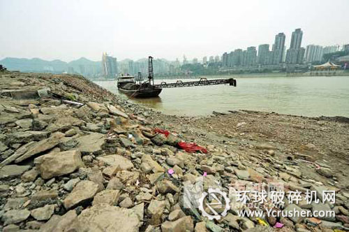 2011年2月14日，重庆，长滨路珊瑚坝入口处，大量乱倒的建筑垃圾直逼长江河道。 IC供图