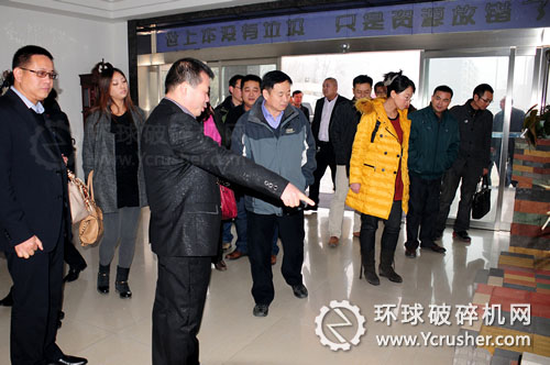 与会领导们参观建筑垃圾生产的新型砖,并对砖的性能进行测试