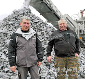 Sergey Popovich（右）， Karelpriodresurs石场主管，与Kaalamo石场经理Igor Vladimirovich查看Lokotrack LT125自行移动式颚式破碎机的性能 
