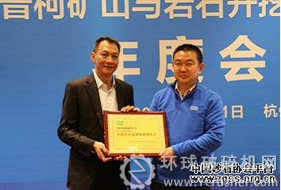 文扬之总经理向2012区域授权经销商销售冠军杨玖红总经理颁奖