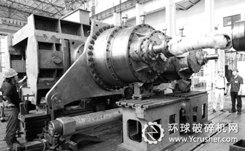 中信重工自主研制的、规格最大的RP180-140水泥辊压机试车成功
