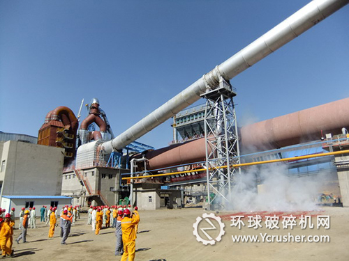 中材装备集团供货的新疆青松建材水泥熟料生产线项目的一期生产线点火现场