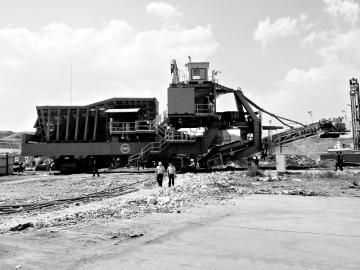 露天煤矿首套半连续生产设备移动式破碎机在中煤平朔集团东露天矿组装完成
