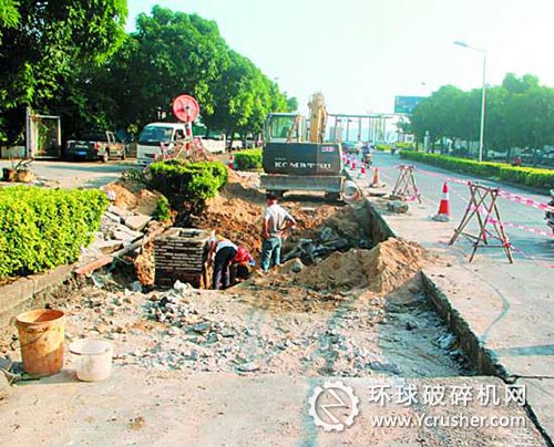 加紧维修排水管道，重建雨水收集口